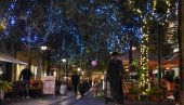 БЕОГРАД МИРИШЕ НА РАДОСТ И ПРАЗНИКЕ: Засијала новогодишња расвета у престоници, осмеси на лицима људи (ФОТО)