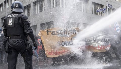 ВОДЕНИ ТОПОВИ ПРОТИВ ДЕМОНСТРАНАТА: Полиција растурила протест у Франкфурту због антиепидемијских мера (ФОТО)