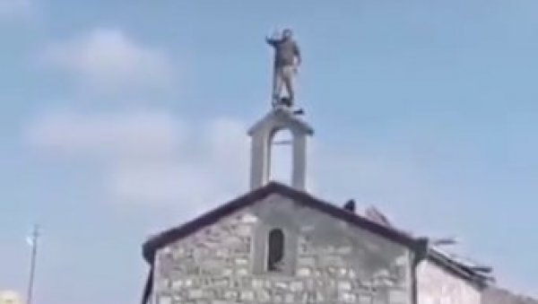 ТУГА У КАРАБАХУ: Азерски војник са врха хришћанске светиње виче Алаху акбар (ВИДЕО)
