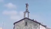 TUGA U KARABAHU: Azerski vojnik sa vrha hrišćanske svetinje viče Alahu akbar (VIDEO)