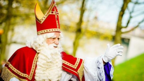 УЗ ПОШТОВАЊЕ МЕРА: Синтерклас - Деда Мраз стигао у Холандију (ФОТО)