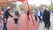 ОТВОРЕН КУТАК ЗА ДЕЧЈУ ИГРУ: Сређен парк у улици Луке Војводића у Скојевском насељу