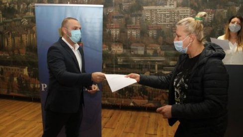 POMOĆ IZBEGLICAMA SA KIM: Opština Rakovica obezbedila bespovratna  novčana sredstva