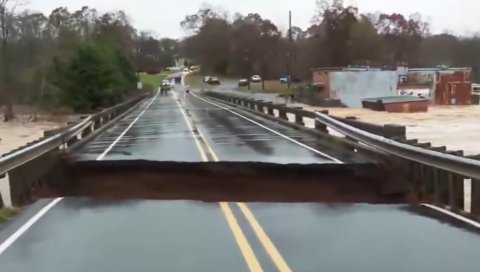 СТРАВИЧНА СЦЕНА: Новинарка извештавала уживо са моста, а онда се он преполовио (ВИДЕО)