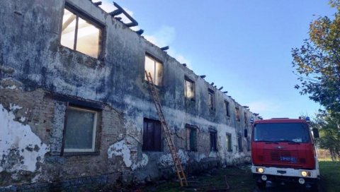 ПОСЛЕ ПОЖАРА У ПОДСТАНАРЕ: Свака од 16 породица из изгореле зграде у Бачу биће смештена под засебни кров