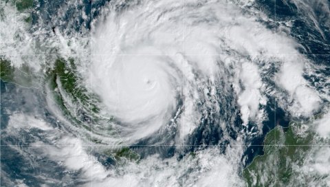 СПРЕМА СЕ ХАОС У СРЕДЊОЈ АМЕРИЦИ: Ураган Јота прешао у највишу категорију, почела евакуација