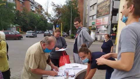 ТРАЖЕ СЕМАФОР ЗАГАЂЕЊА НА ТРГУ: Црвени беџеви из Смедерева граду предали петицију са око 4.500 потписа