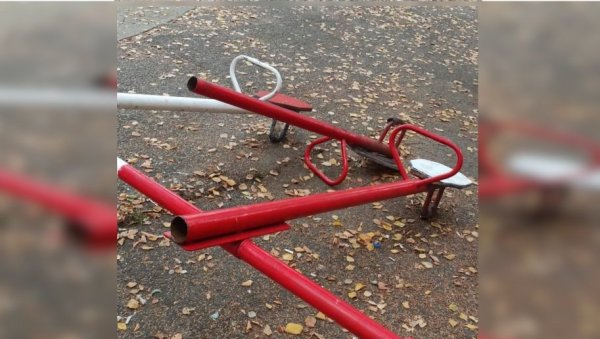 ВАНДАЛИ СЕКЛИ КЛАЦКАЛИЦЕ: Непознати починиоци оштетили дечје игралиште у Улици Миријевски венац