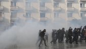 СУЗАВАЦ И ШОК БОМБЕ Сукоби демонстраната и полиције у Атини (ФОТО)