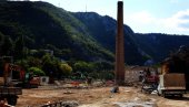 SRUŠEN POSLEDNJI SIMBOL ČUVENE FABRIKE : Pod bagerima velelepni dimnjak, simbol vekovne industrijalizacije Užica