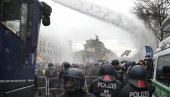 РАДИЛИ И ВОДЕНИ ТОПОВИ: Полиција у Берлину покушава да растера демонстранте, учесници протеста узвраћају петардама и бакљама