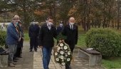 СЕЋАЊЕ НА ЂАКЕ КАПЛАРЕ: Венци крај споменика у Крагујевцу