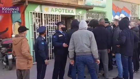 HAOS ISPRED APOTEKE U SEVERNOJ MITROVICI: Policija pokušala da zapleni lekove, okupio se veliki broj građana (VIDEO)