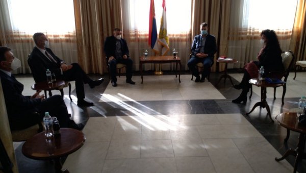 ПРИЈЕМ ЗА ОДЛИКОВАНОГ ЛЕКАРА: Састанак градоначелника Крагујевца и др Милисављевића