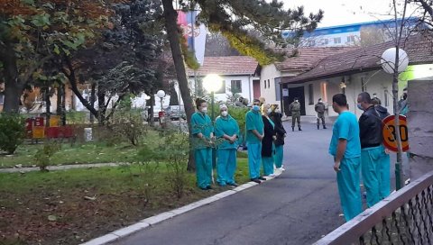 ИЗАШЛИ ДА ПОЗДРАВЕ СВОГ ПАТРИЈАРХА: Лекари се окупили испред ВМЦ Карабурма - потресан призор (ФОТО)