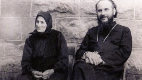 УСПОМЕНА ИЗ МЛАДОСТИ: СПЦ објавила дирљиву фотографију патријарха Иринеја са мајком