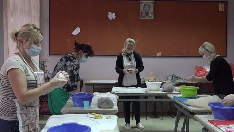 ЧУВАРКЕ КУЛТУРНЕ БАШТИНЕ: Градски сувенир Сремске Митровице направљен у  радионици традиционалних заната