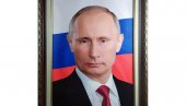 ПОСЛАНИК ПОЦЕПАО ПУТИНОВ ПОРТРЕТ: Инцидент у Санкт Петербургу, хоће слику Пушкина на зиду