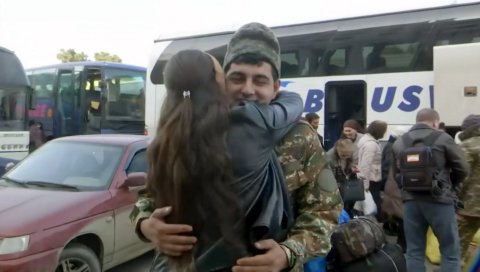 ЈЕРМЕНИ СЕ ВРАЋАЈУ НА СВОЈА ОГЊИШТА: Руски војници чувају народ док хрли у родну груду, добијају загрљаје захвалности (ВИДЕО)