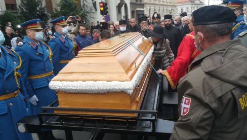 POGLEDAJTE TRENUTAK KADA ODVOZE PATRIJARHA: Irinejevo telo iz Saborne crkve iznela Garda Vojske Srbije (FOTO/VIDEO)