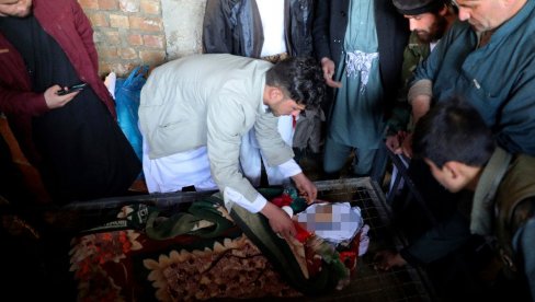 УЗНЕМИРУЈУЋИ ПРИЗОРИ ИЗ КАБУЛА: Породица оплакује дечака убијеног у бомбашком нападу, најмање осморо мртвих у јутрошњем нападу (ФОТО)