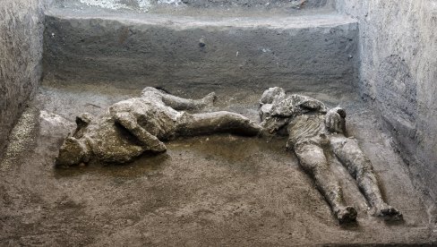 OTKRILI TELA „ZAMRZNUTA U VREMENU“: U ruševinama Pompeje pronađeni ostaci gospodara i roba (FOTO)
