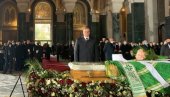 OČI PUNE SUZA, BRADA STEGNUTA... Predsednik Vučić se prekrstio i naklonio nad odrom patrijarha Irineja (VIDEO)