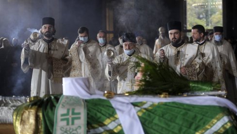 SIMBOLIKA PREDMETA NA PATRIJARHOVOM KOVČEGU: Zbog čega je prekriven plaštom zelene boje?  (FOTO)