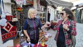 ŠIPAK ZA DOBRODOŠLICU: U Starobarskoj čaršiji goste dočekuje Benisa Redžepagić sa čašom soka od nara