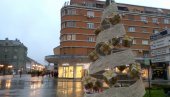 SIJA RASKOŠNIJE PO STAROJ CENI: Ukrašavanje Novog Sada za novogodišnje praznike, prvi lampioni postavljeni u centru