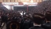 НА ТАЈНОМ ВЕНЧАЊУ: 7.000 људи без маски у синагоги у Њујорку  (ВИДЕО)