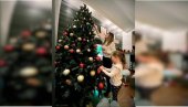 СВЕ СЕ СИЈА КАДА КИТИ КИЈА:  Кристина Коцкар украсила новогодишњу јелку