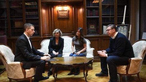 POSLEDNJI SASTANAK PRED ODLAZAK: Vučić objavio fotografiju sa novim ambasadorom Srbije u SAD Markom Đurićem (FOTO)