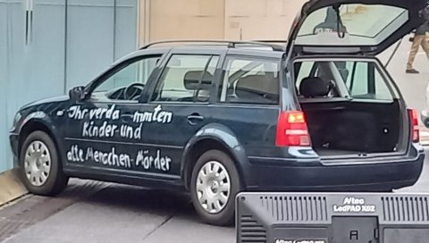 БЕРЛИНСКА ПОЛИЦИЈА НА НОГАМА: Аутомобил са овом претећом поруком се закуцао у капију испред канцеларије Ангеле Меркел!