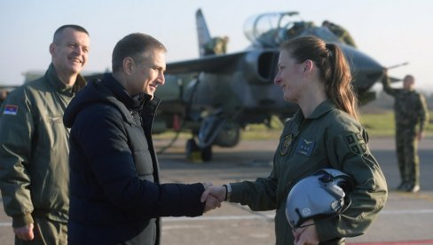 АНА НА КРИЛИМА “ОРЛА”: Војска Србије добила прву жену пилота јуришника