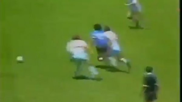 КЛАСА ЗА СЕБЕ: Дуго фудбал неће имати сличног, тренутак када је Марадона сам бацио Енглезе на колена (ВИДЕО)