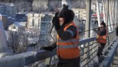 СНЕЖНИ ЦИКЛОН ОКОВАО ДАЛЕКИ ИСТОК: Скоро 900 тона леда уклоњено са моста у Владивостоку (ВИДЕО)