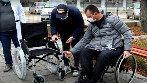АКЦИЈА САКУПИ ХУМАНИ ЧЕП: Донирана инвалидска колица вршачкој амбуланти код бивше касарне