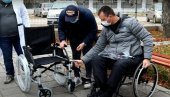 AKCIJA SAKUPI HUMANI ČEP: Donirana invalidska kolica vršačkoj ambulanti kod bivše kasarne