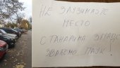 PARKING DELE PO STARINI: Stanari Bloka 30 ostavljaju poruke upozorenja vozačima, smatrajući da imaju prioritet na parkiralištu