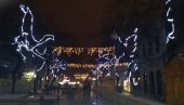 ПРИПРЕМЕ ЗА УКРАШАВАЊЕ ПОЖАРЕВЦА: Центар града красиће светлећа јелка од 9,5 метара (ФОТО)