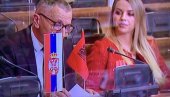 PROVOKACIJA U SKUPŠTINI SRBIJE: Poslanik sa albanskom zastavom u parlamentu (VIDEO)