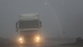 VOZAČI, OPREZ: Otežan saobraćaj zbog magle i vetra