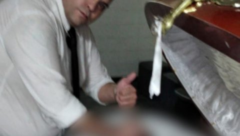 СВЕТ ЈЕ У ШОКУ: Сликао се са телом преминулог Марадоне, објавио на интернету и одмах добио отказ! (ФОТО)
