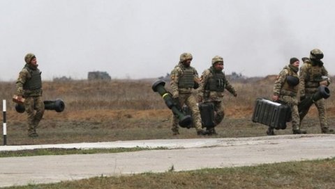 УНИШТАВАЈУ ТЕНКОВЕ И СА 5 КМ: Украјинска војска вежба употребу америчких система џавелин (ВИДЕО)
