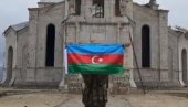 НОВО ИЖИВЉАВАЊЕ: Војник Азербејџана развија заставу пред уништеном хришћанском црквом (ВИДЕО)