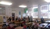 SKANDAL U OSNOVNOJ ŠKOLI U ULCINJU: Deca na zahtev učiteljice oponašala orla sa albanske zastave!