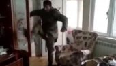 MRŽNJA! Azer uništava jermenski dom, varvarski lomi sve pred sobom (VIDEO)