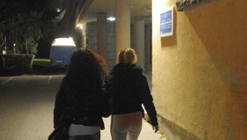 ДЕТАЉИ ПРОСТИТУЦИЈЕ У ШАПЦУ: Четири девојке са југа Србије затекли са тројицом клијената - на овај призор је наишла полиција