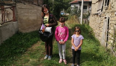 ЖИВЕ У МЕМЛИ: Три девојчице Милена (13), Маја (12) и Милица (9) станују код баке и надају се новој кући